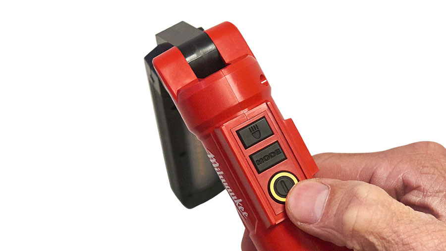Lampe magnétique rechargeable USB L4 SL550-301 Milwaukee : flexible,  pratique et robuste - Zone Outillage